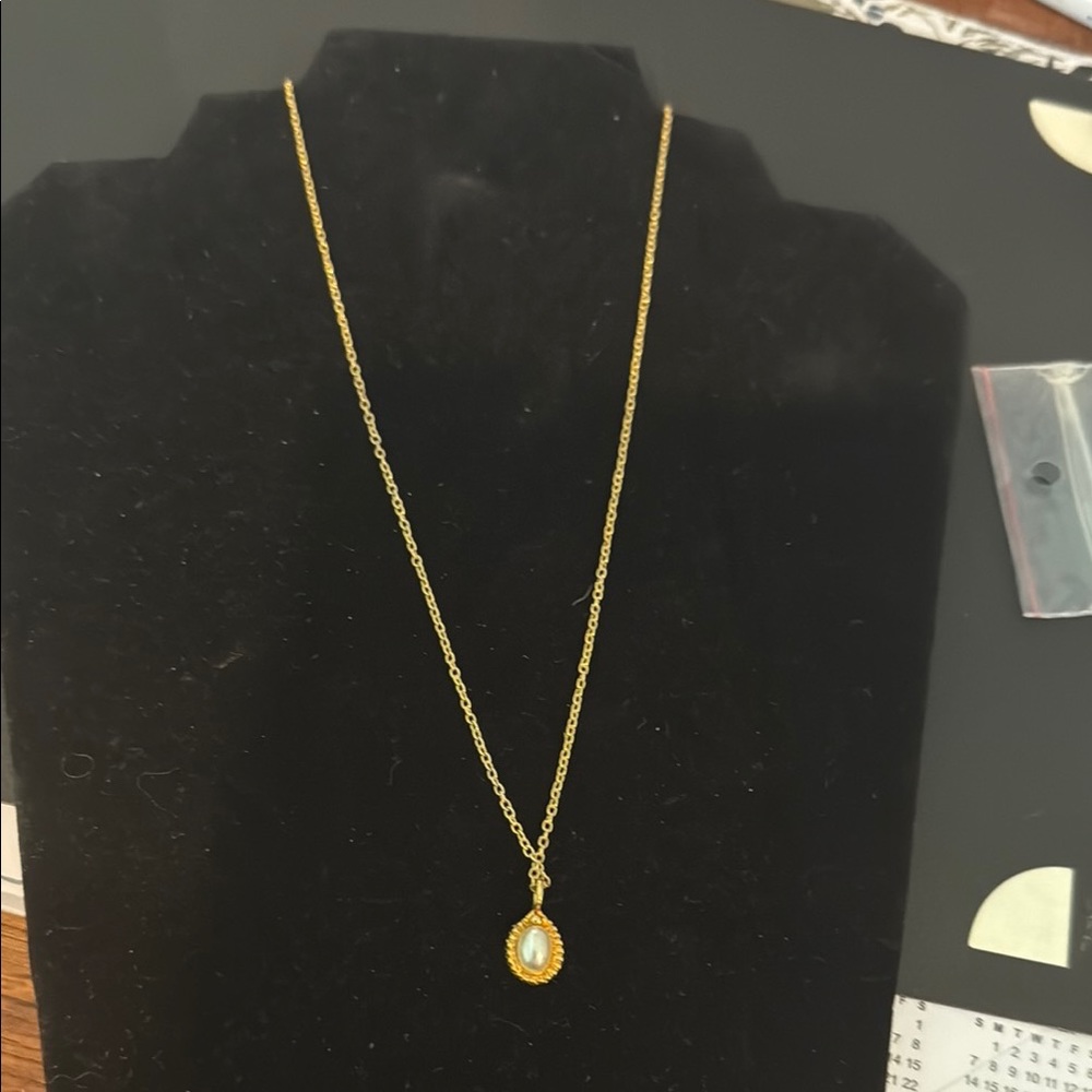 Elegant Gold Pendant Necklace